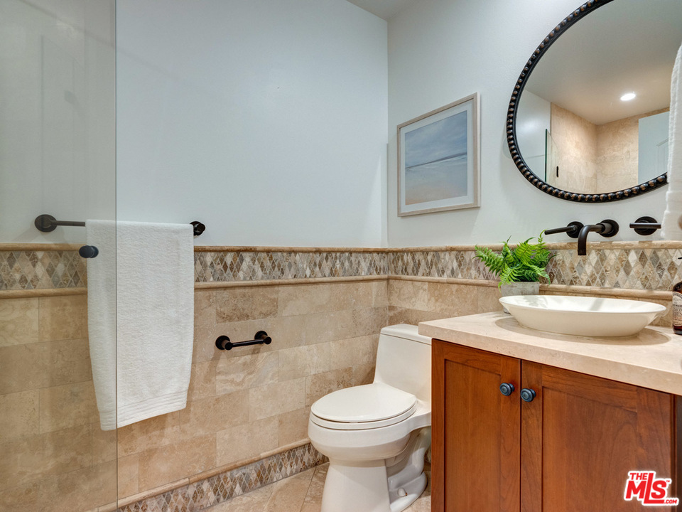 2031 Walnut Avenue Venice, CA 90291 - Photo 27 of 29 a bathroom with a sink and a mirror