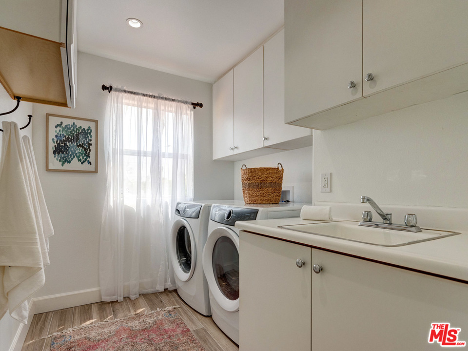 2031 Walnut Avenue Venice, CA 90291 - Photo 28 of 29 a utility room with sink dryer and washer