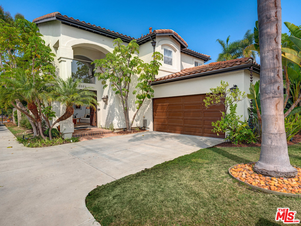 2031 Walnut Avenue Venice, CA 90291 - Photo 29 of 29 a front view of a house with a yard