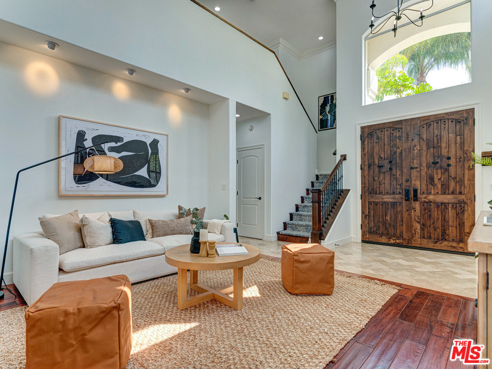 2031 Walnut Avenue Venice, CA 90291 - Photo 4 of 29 a living room with furniture and a wooden floor