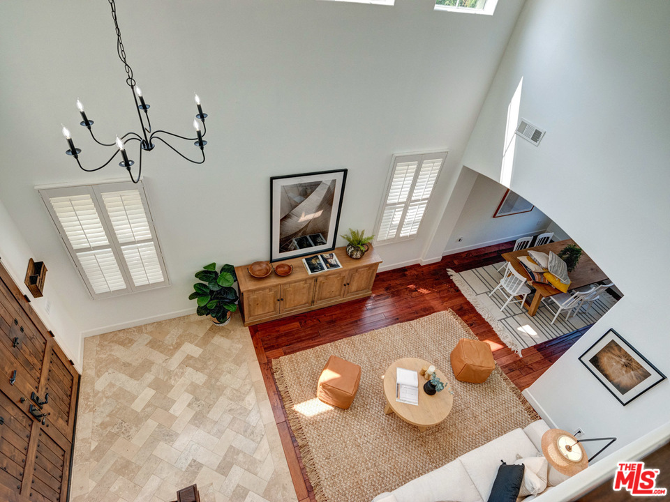 2031 Walnut Avenue Venice, CA 90291 - Photo 5 of 29 a living room with furniture and a flat screen tv