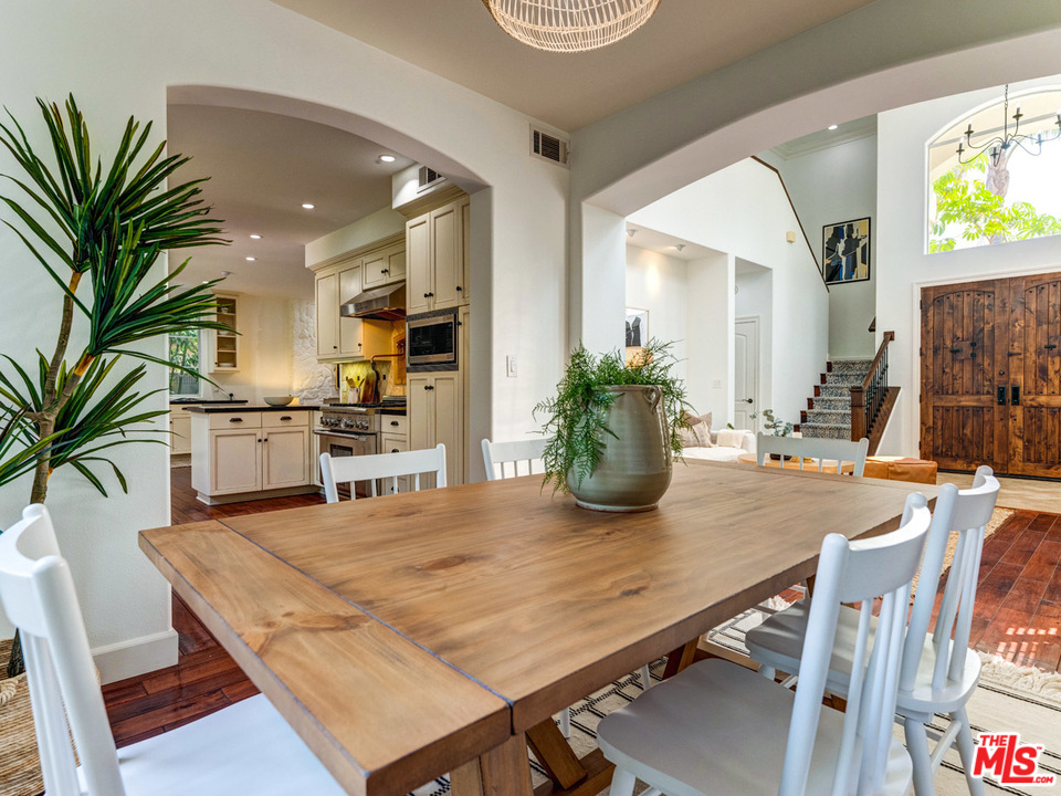 2031 Walnut Avenue Venice, CA 90291 - Photo 6 of 29 a dining room with furniture and wooden floor