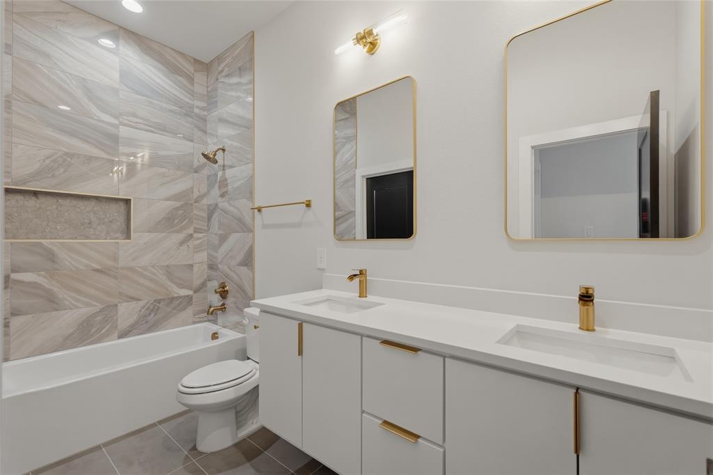 3914 Harlingen Street Dallas, TX 75212 - Photo 26 of 28 a bathroom with a toilet sink a mirror a bathtub and shower