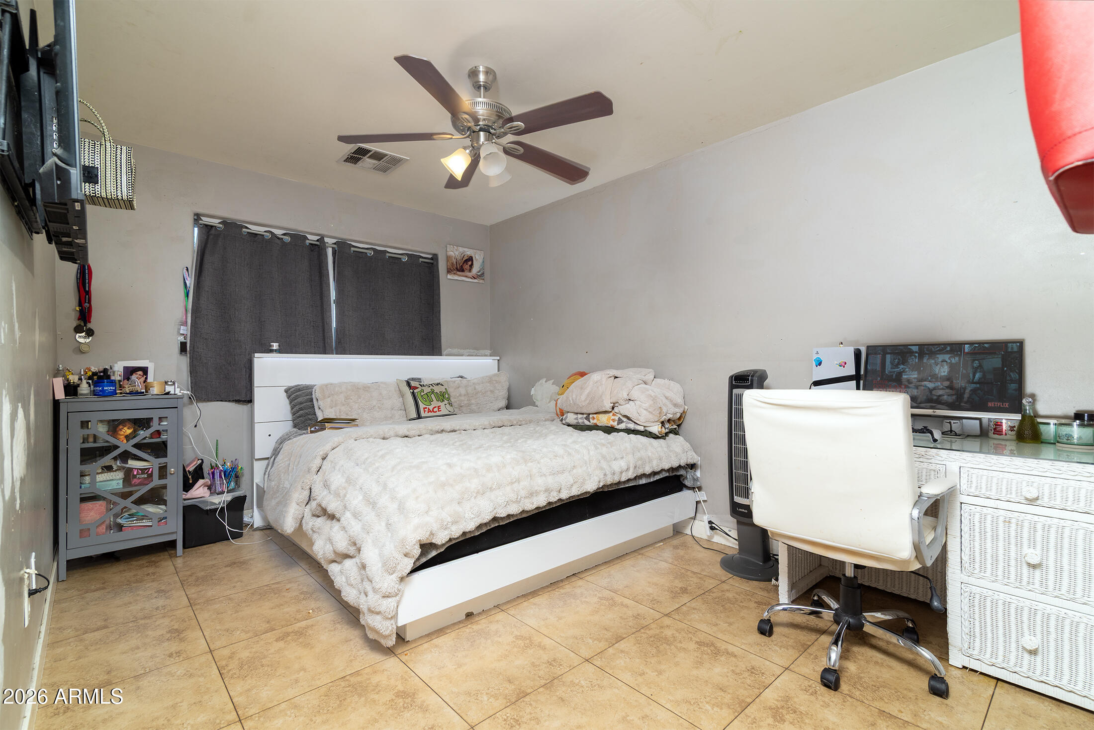 822 East Montecito Avenue Phoenix, AZ 85014 - Photo 33 of 48 a bedroom with a bed and a desk