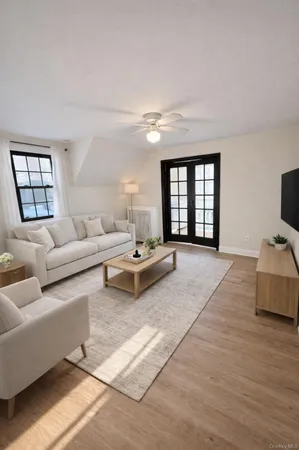 $3,500 | 41 South Centre Avenue, Unit 2, Rockville Centre, NY 11570