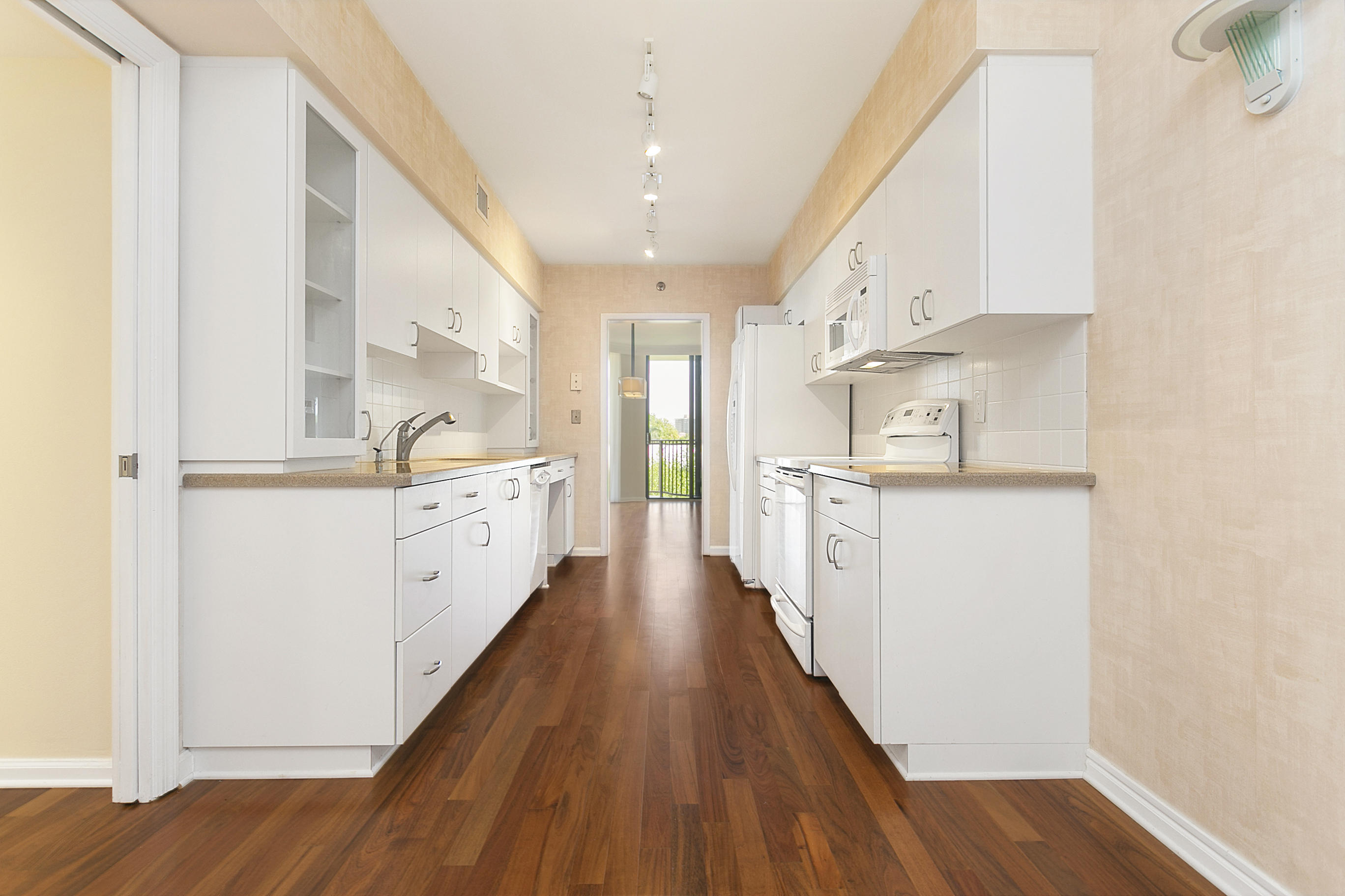 1401 South Ocean Boulevard, Unit 409 Boca Raton, FL 33432 - Photo 1 of 24 Kitchen