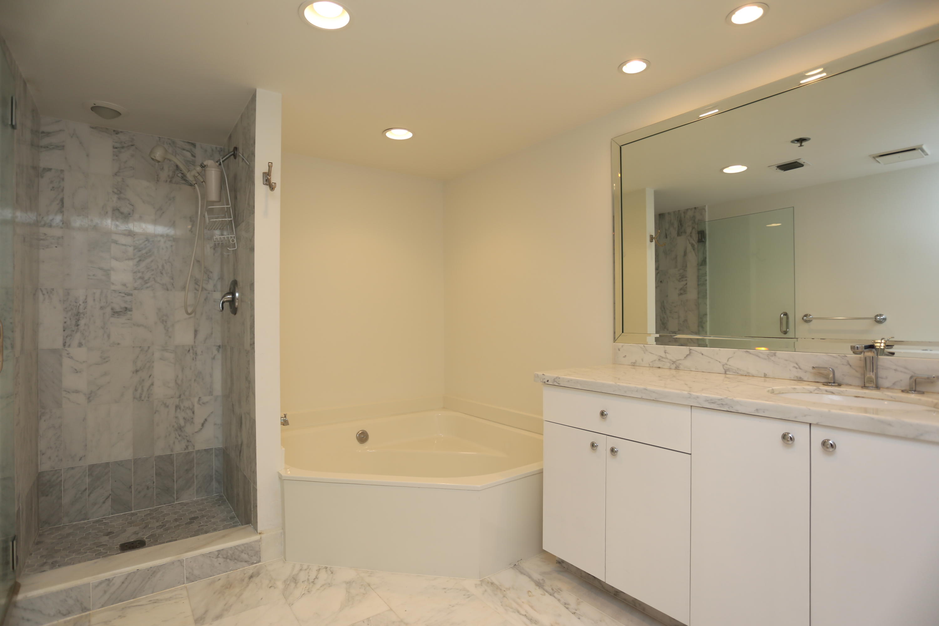 1401 South Ocean Boulevard, Unit 409 Boca Raton, FL 33432 - Photo 9 of 24 Bath