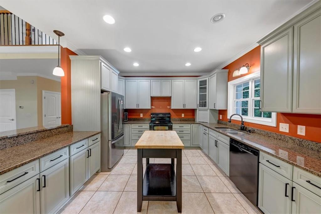 231 Beaver Ridge Road Jasper, GA 30143 - Photo 25 of 80 a large kitchen with stainless steel appliances kitchen island granite countertop a large counter top cabinets and stainless steel appliances