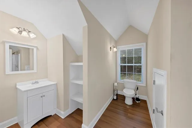 a picture of a wall with a white and white photo