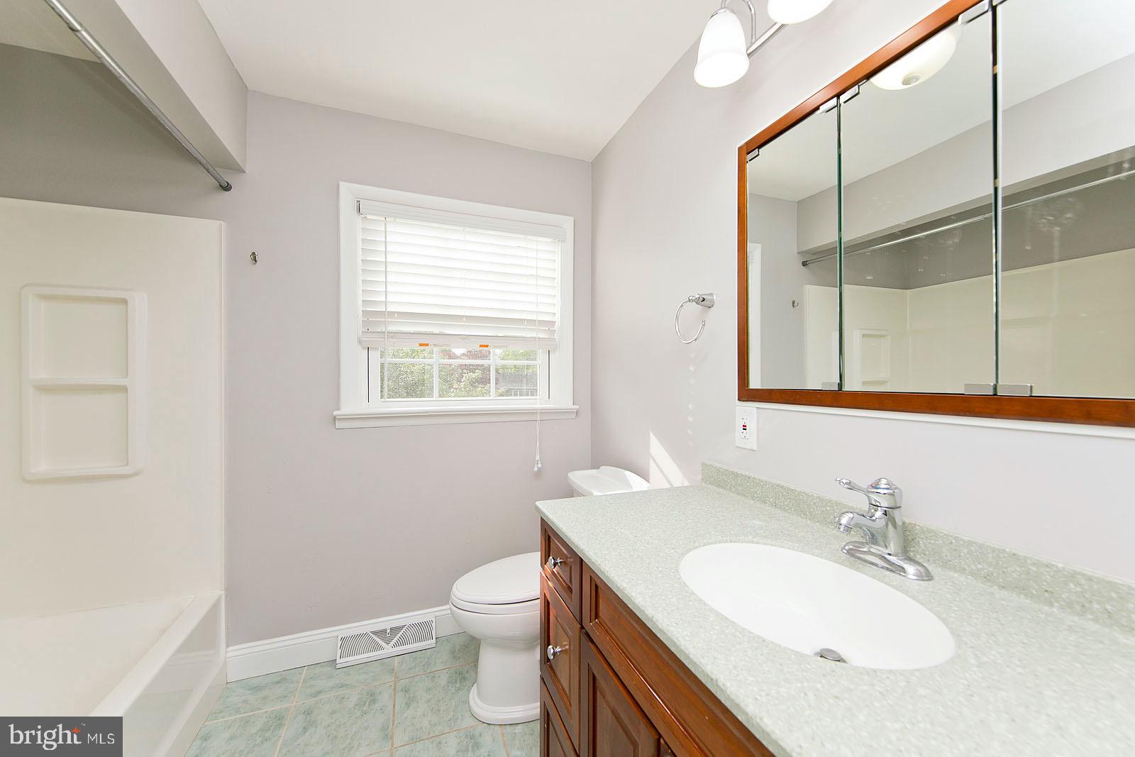 424 Beechcroft Road Winchester, VA 22601 - Photo 32 of 43 Hall full bathroom