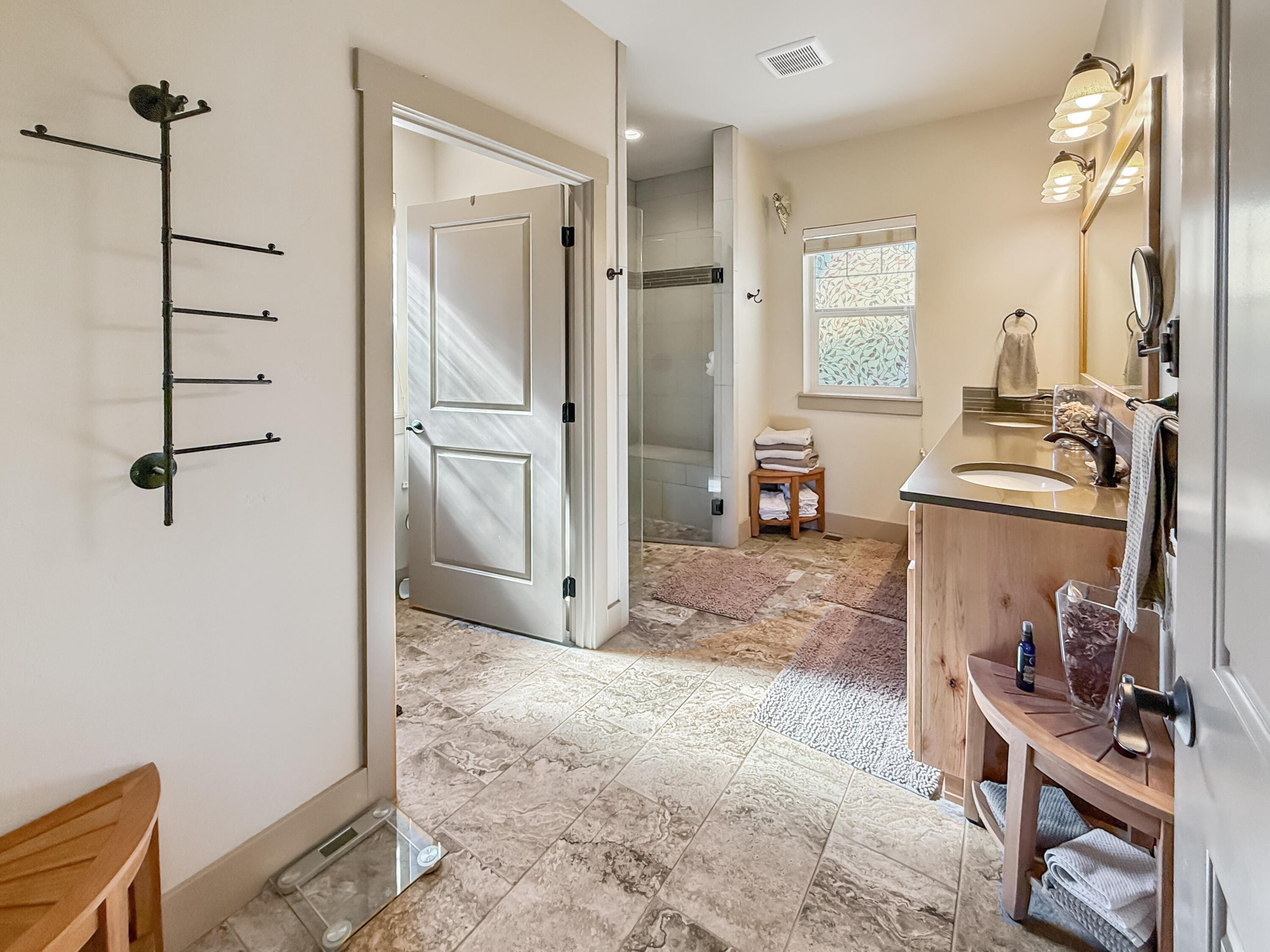 323 Northwest Saddle Ridge Loop Prineville, OR 97754 - Photo 19 of 38 mainbath1