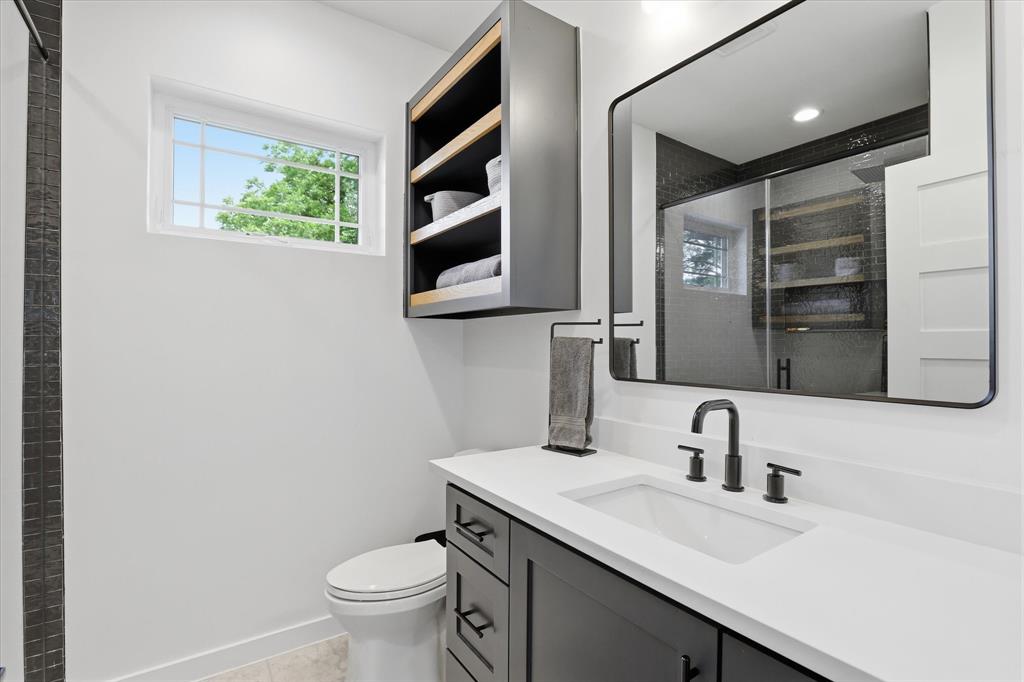 6914 Northaven Road Dallas, TX 75230 - Photo 33 of 40 Ensuite bathroom for bedroom 5.