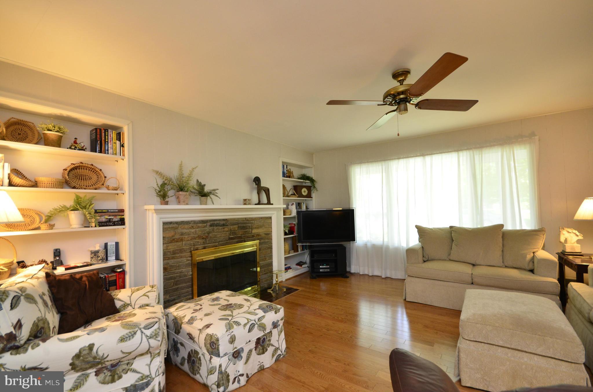 5807 Anniston Road Bethesda, MD 20817 - Photo 5 of 28 Living Room