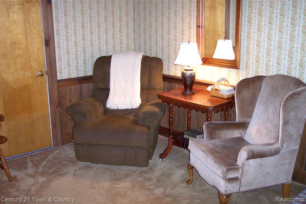 436 South Baldwin Road Oxford, MI 48371 - Photo 17 of 24 17-Sitting Area in Great Rm.JPG