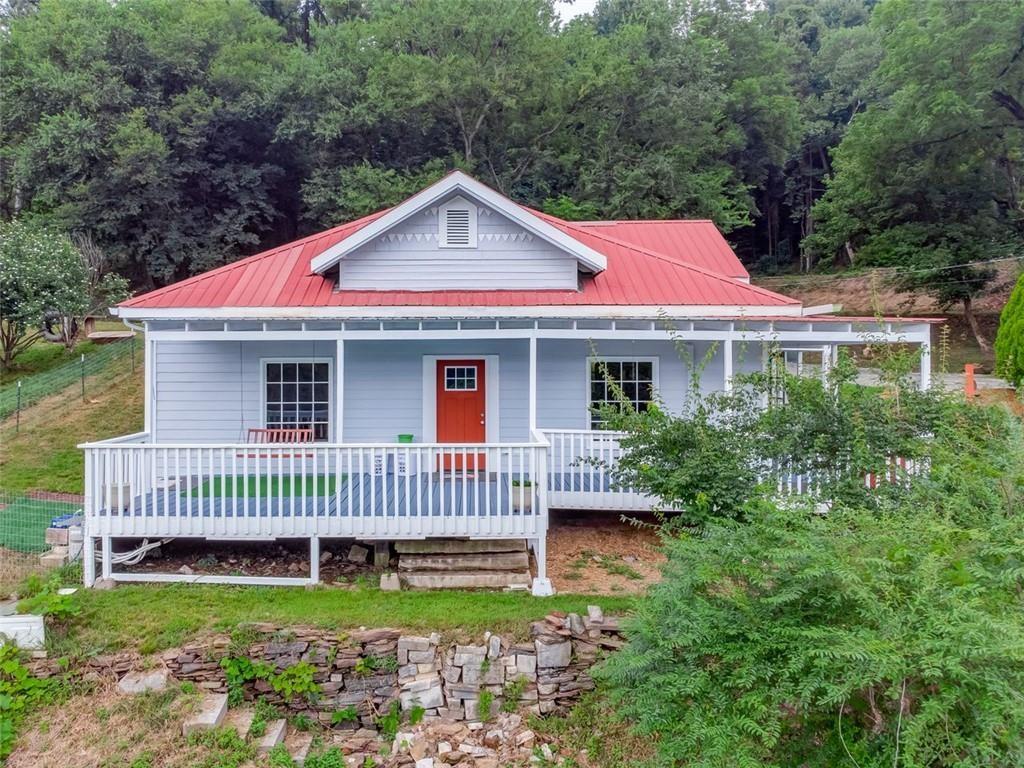 Renovated Country Farmhouse with amazing views. 