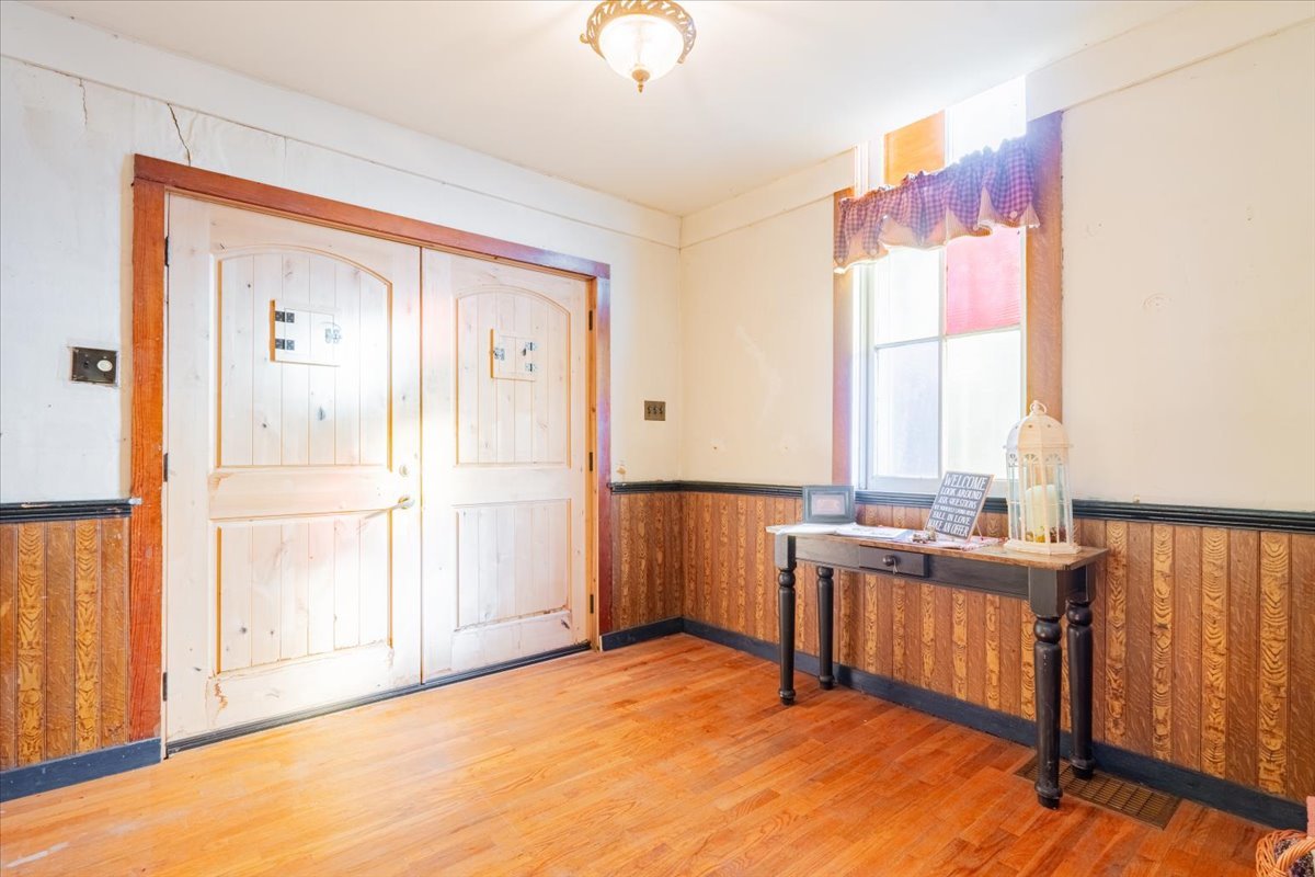 269 Chicago Street Dewitt, IL 61735 - Photo 3 of 34 a very nice looking room with a large window