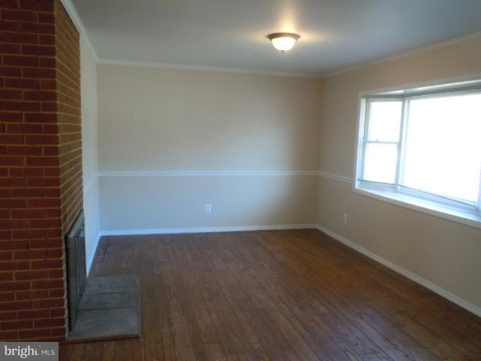 7131 Dalhouse Street Springfield, VA 22151 - Photo 5 of 10 Living Room