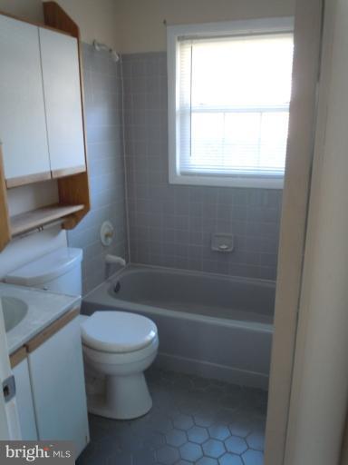 7131 Dalhouse Street Springfield, VA 22151 - Photo 8 of 10 Bath