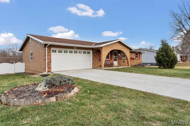 $318,000 | 934 Silverstone Drive, St. Charles, MO 63303