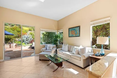 $1,595,000 | 2916 Avenida Valera, Carlsbad, CA 92009