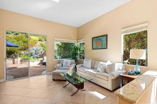$1,595,000 | 2916 Avenida Valera, Carlsbad, CA 92009