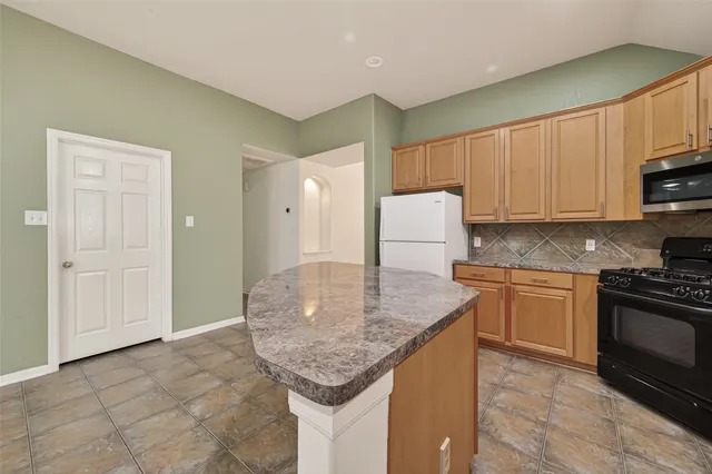 a view of a house with backyard and porch