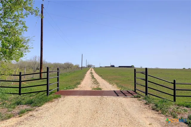 $1,749,900 | 62 County Road 448, Waelder, TX 78959