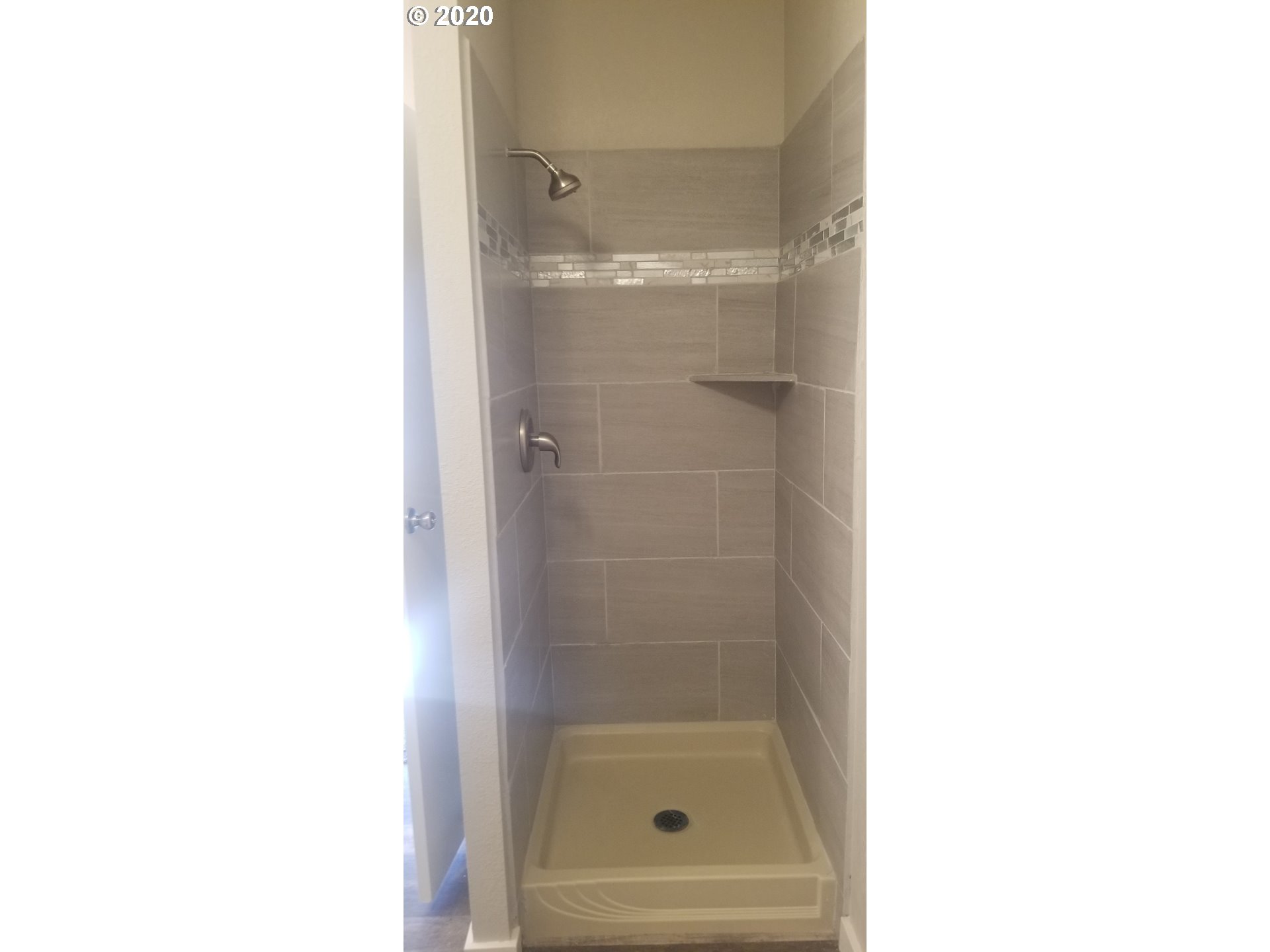 812 Southwest 12th Street Pendleton, OR 97801 - Photo 23 of 32 a bathroom with a shower