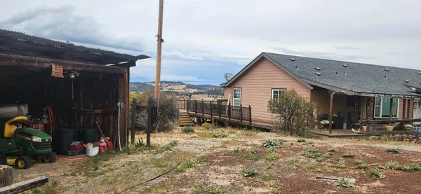 a view of backyard of the house