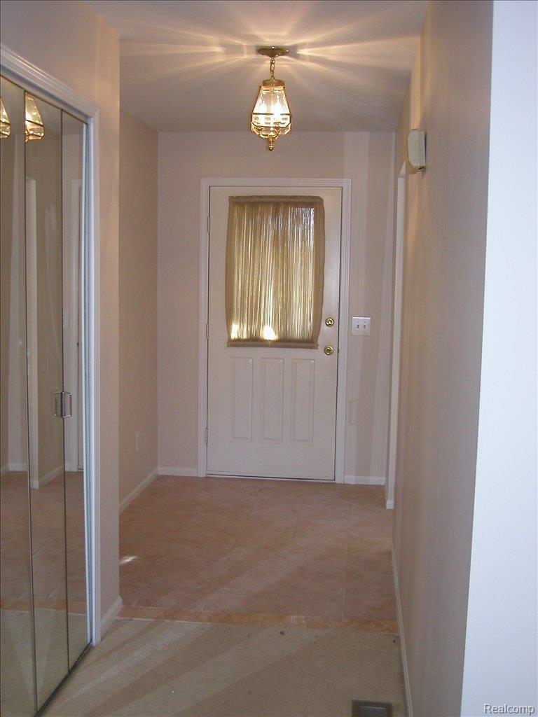 15187 Raphael Terrace Warren, MI 48088 - Photo 2 of 14 Foyer