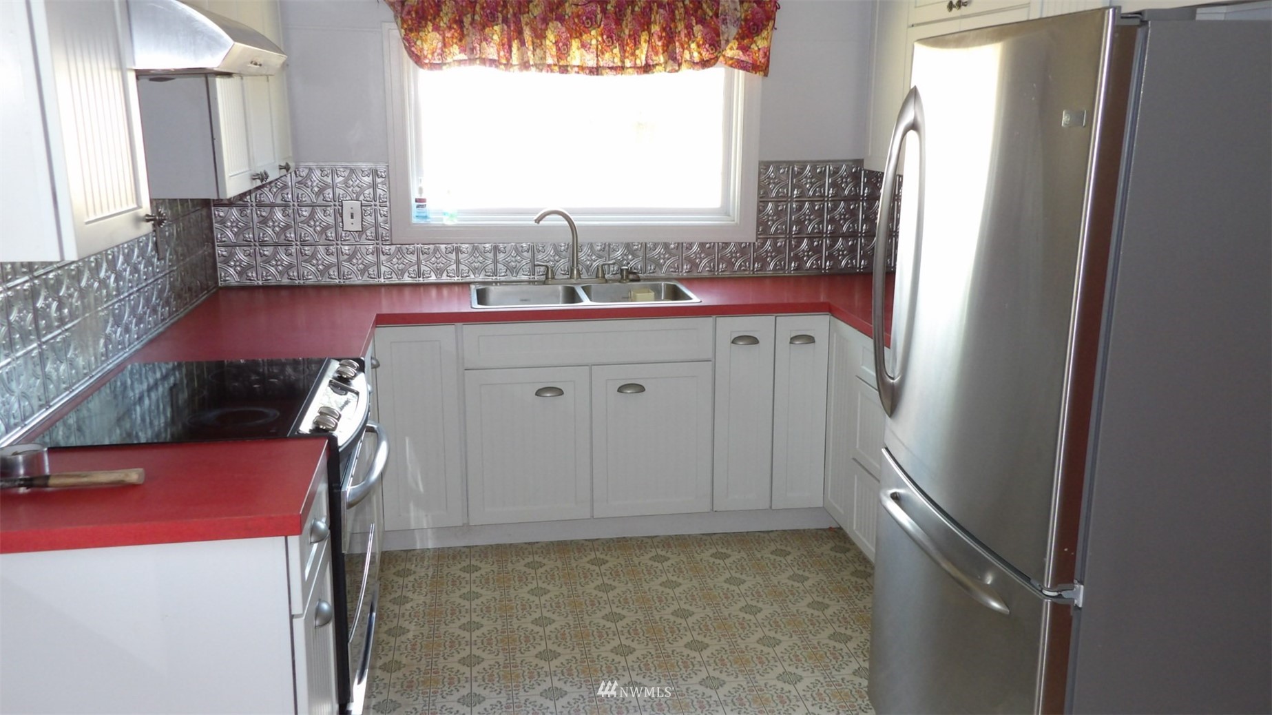 413 North Snyder Road Ritzville, WA 99169 - Photo 12 of 21 a bathroom with a sink a vanity and a mirror