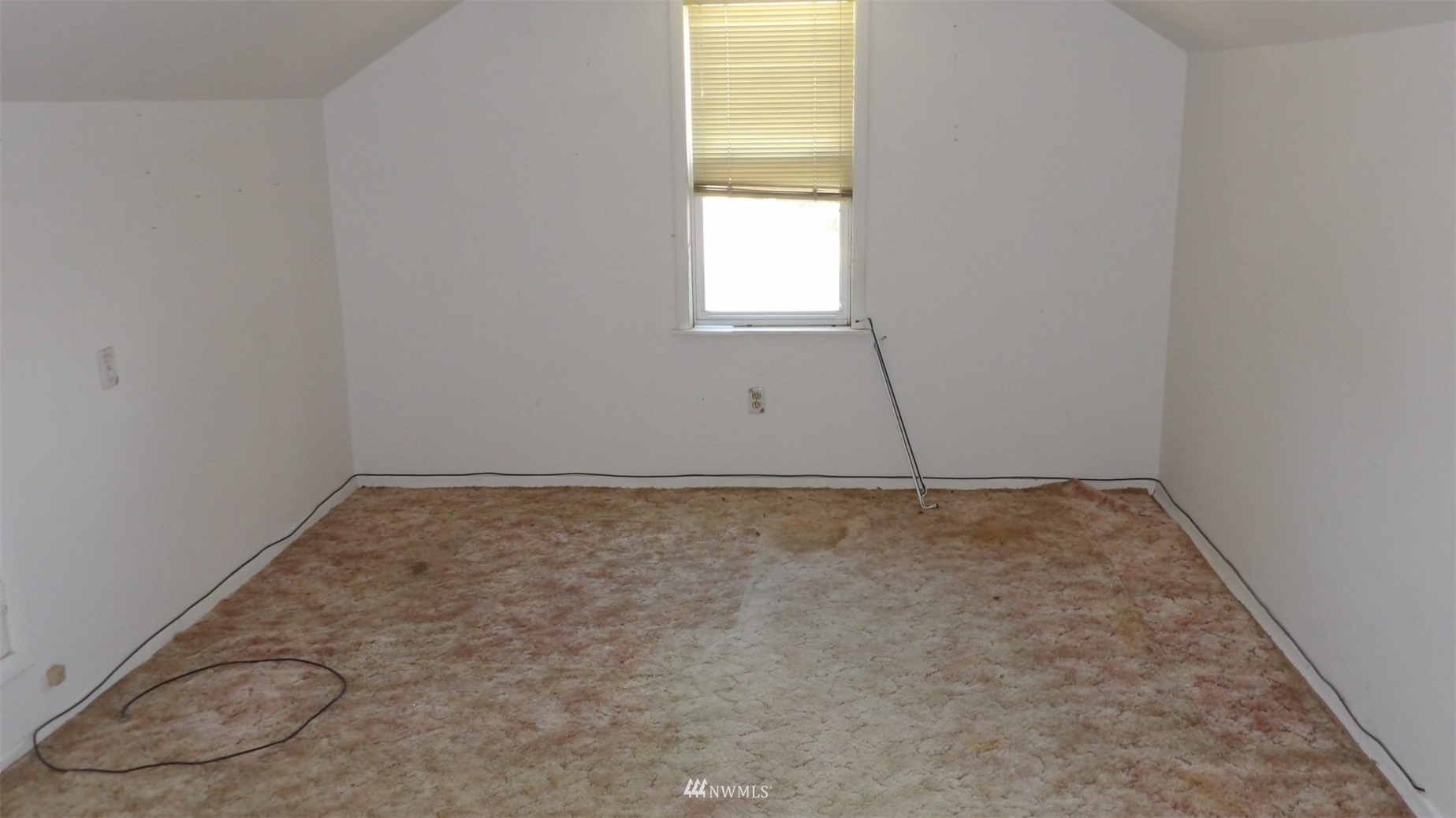 413 North Snyder Road Ritzville, WA 99169 - Photo 20 of 21 an empty room with a empty space and window