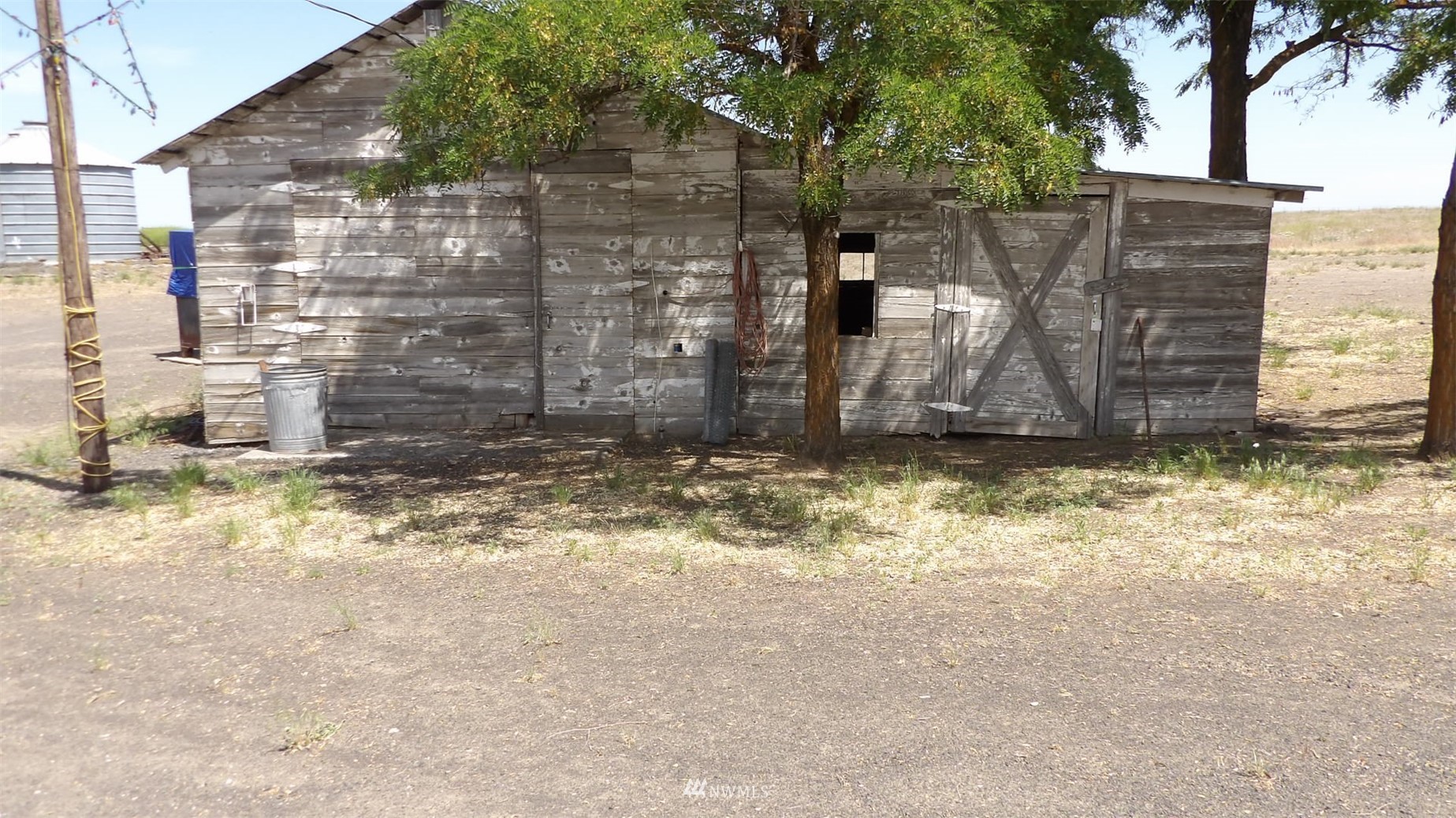 413 North Snyder Road Ritzville, WA 99169 - Photo 6 of 21 a view of a yard with wooden fence