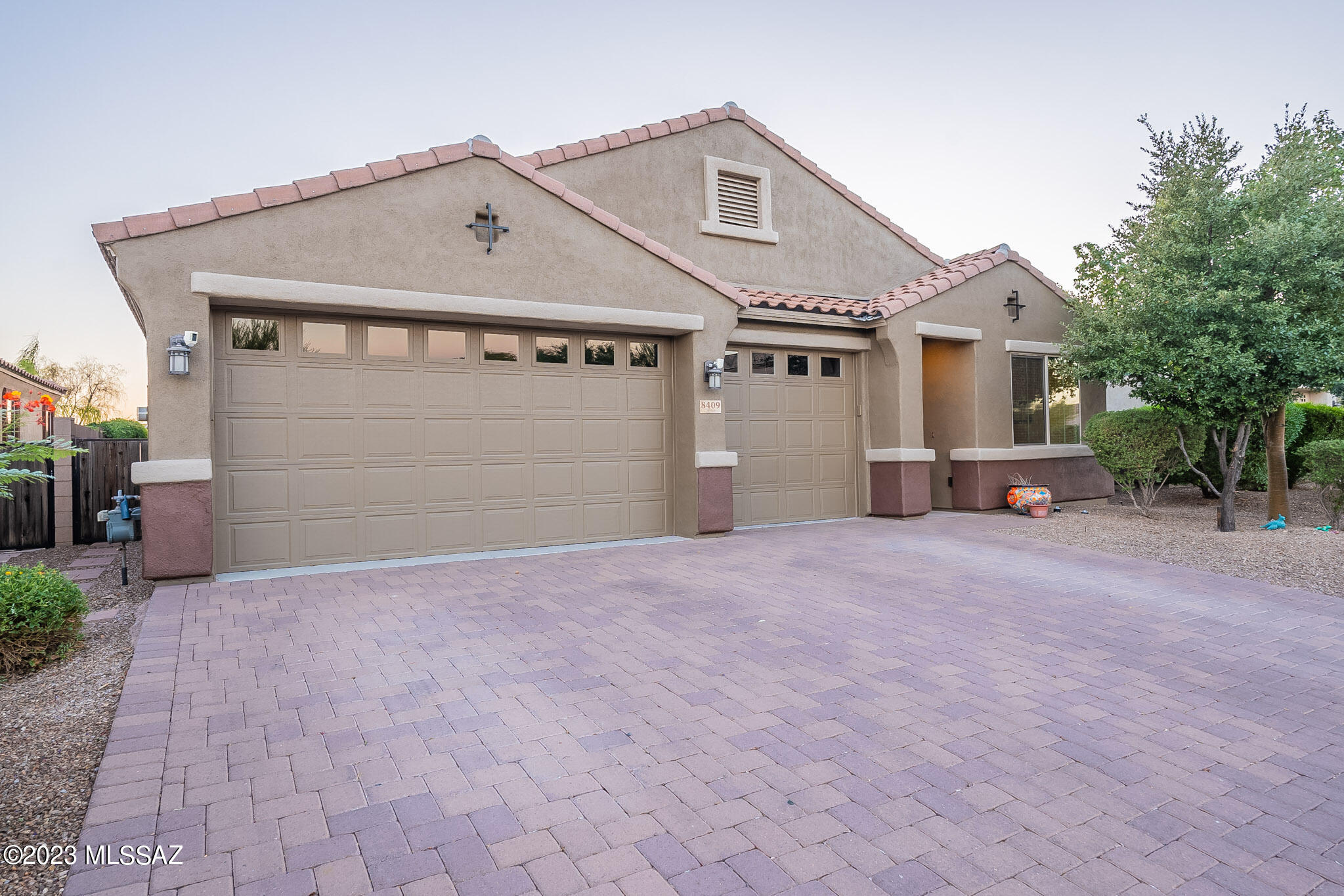 8409 North Gaetano Loop Tucson, AZ 85742 - Photo 2 of 49