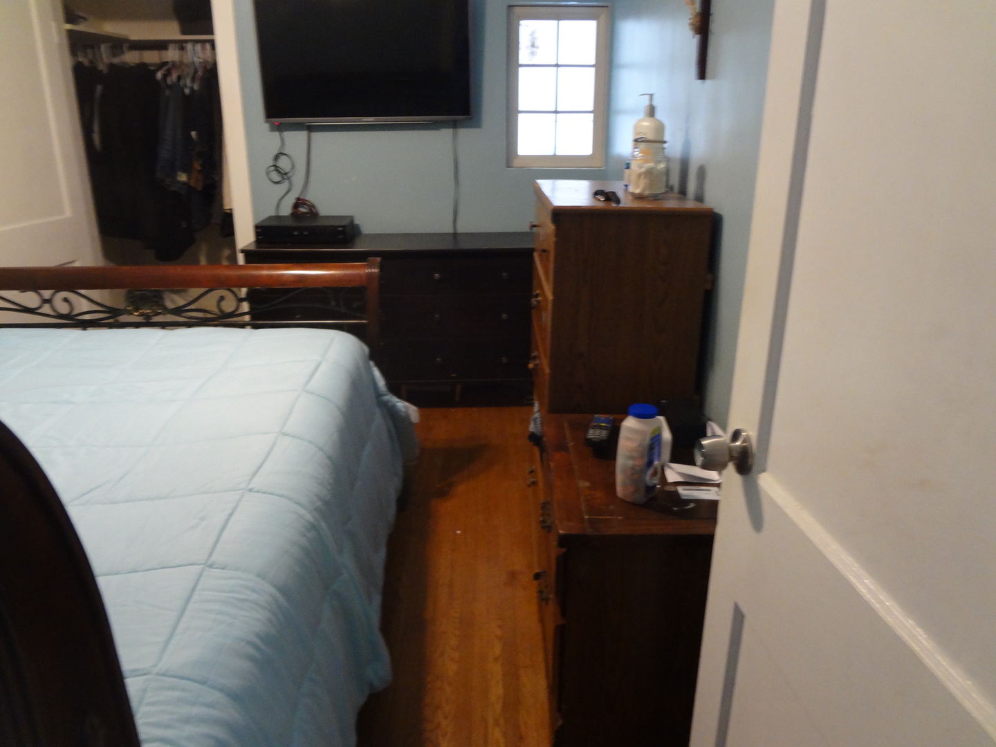645 Slade Avenue Elgin, IL 60120 - Photo 4 of 7 a room with a sink and a mirror