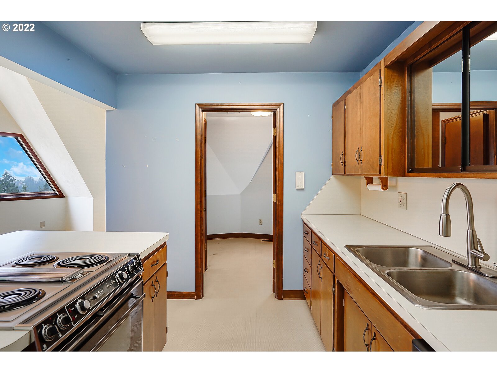 4260 Victor Point Road Northeast Silverton, OR 97381 - Photo 8 of 32 a kitchen that has a sink and a stove