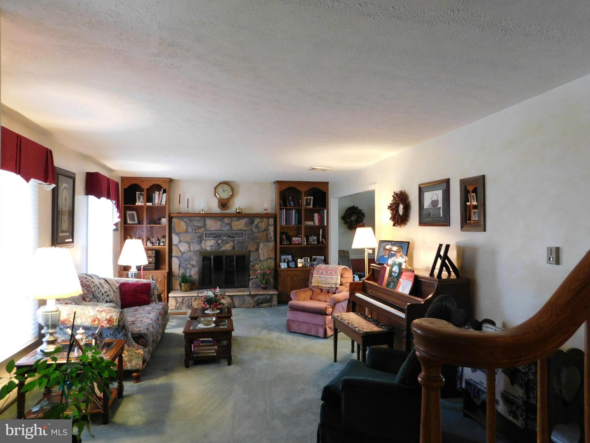 4034 Franklin Road Chambersburg, PA 17202 - Photo 8 of 21 Living Room