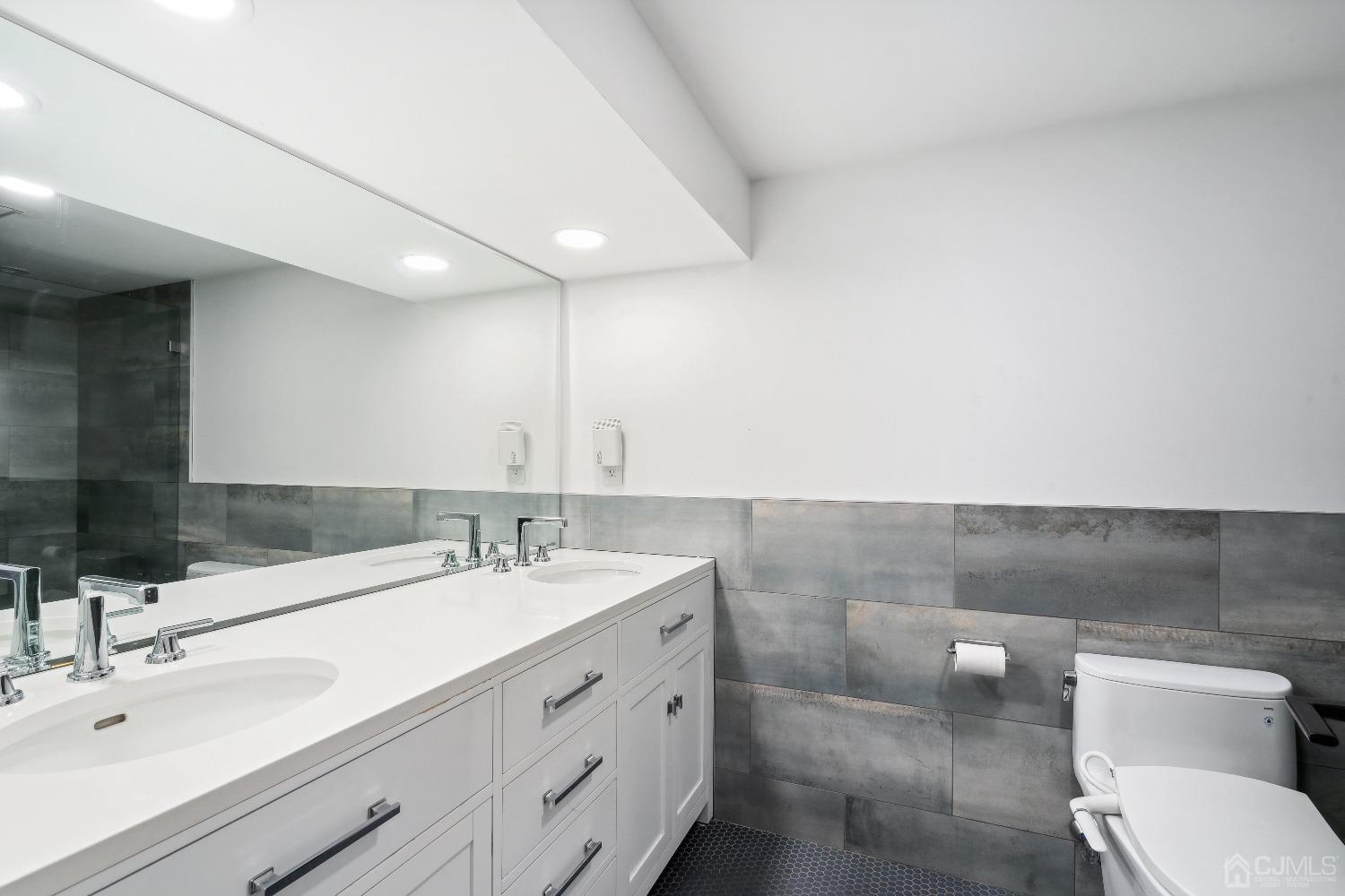 13 Brookfall Road Edison, NJ 08817 - Photo 20 of 29 Gallery Image 20