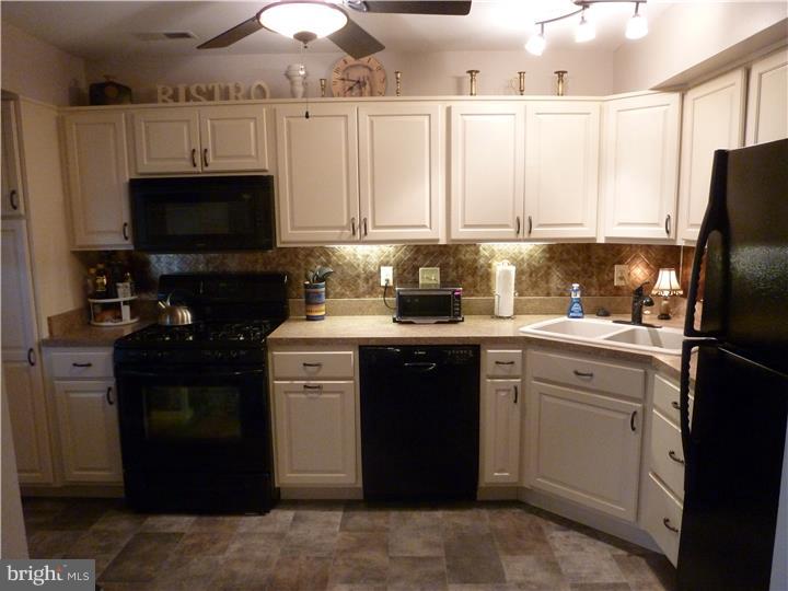 2914 State Hill Road, Unit D1 Wyomissing, PA 19610 - Photo 1 of 21 Kitchen