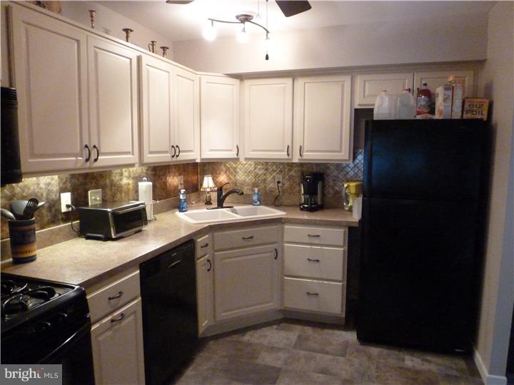 2914 State Hill Road, Unit D1 Wyomissing, PA 19610 - Photo 2 of 21 Kitchen