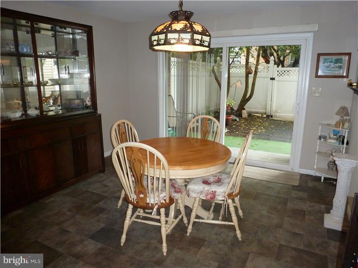 2914 State Hill Road, Unit D1 Wyomissing, PA 19610 - Photo 3 of 21 Dining Room