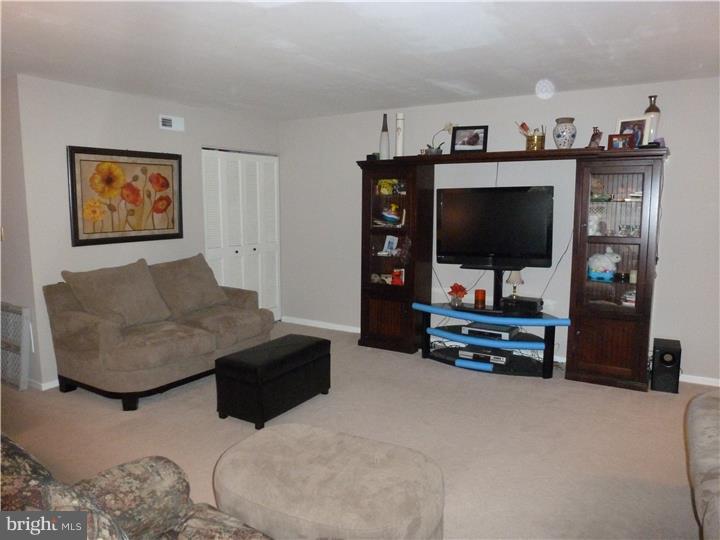 2914 State Hill Road, Unit D1 Wyomissing, PA 19610 - Photo 5 of 21 Living Room