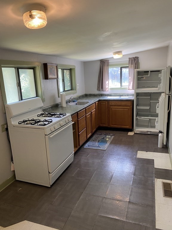 1 Brayton Drive Southwick, MA 01077 - Photo 4 of 30