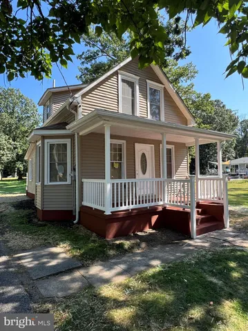 a view of a yard with of trees