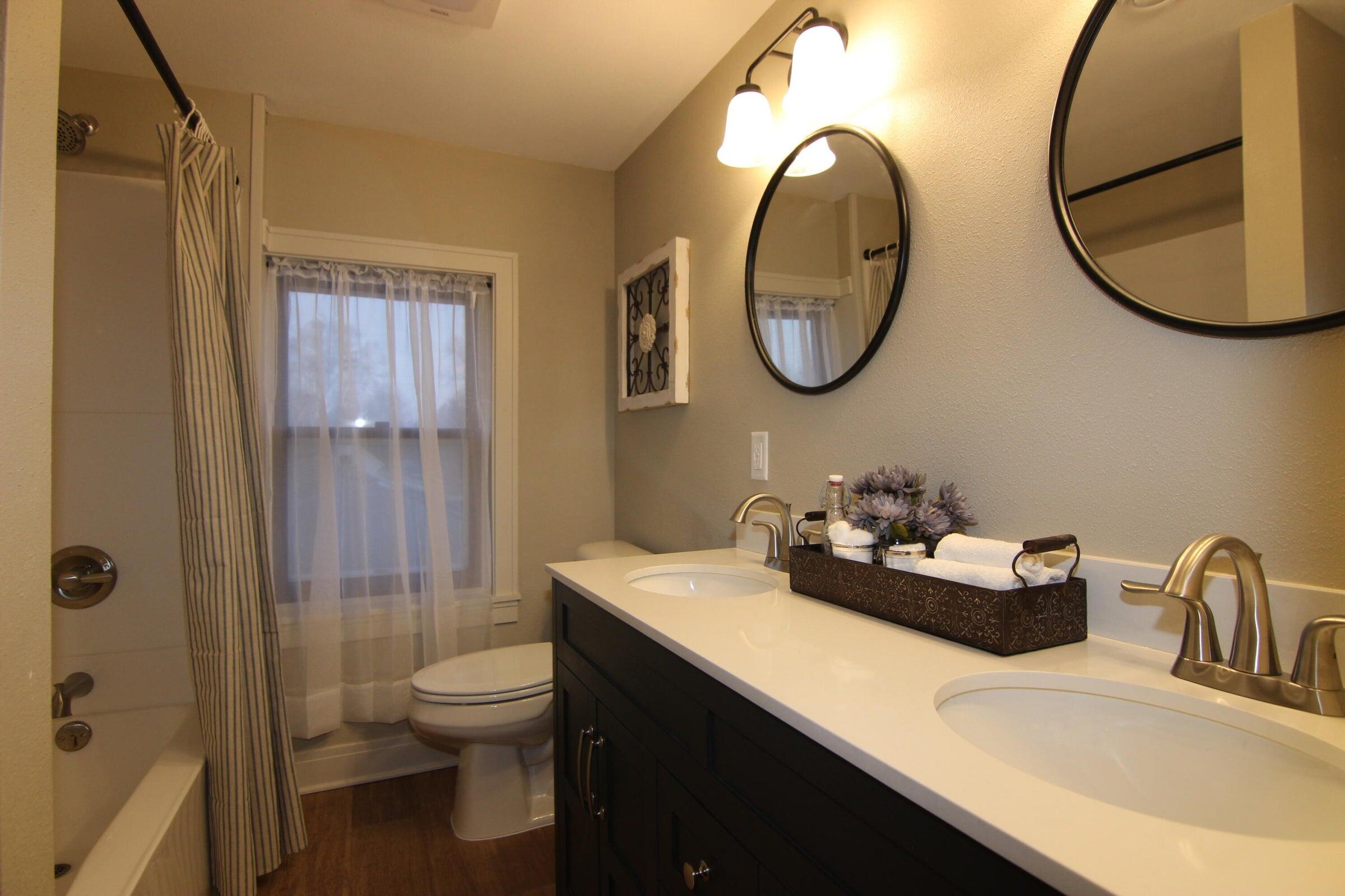 1303 South 9th Street Watertown, WI 53094 - Photo 11 of 18 upper bath