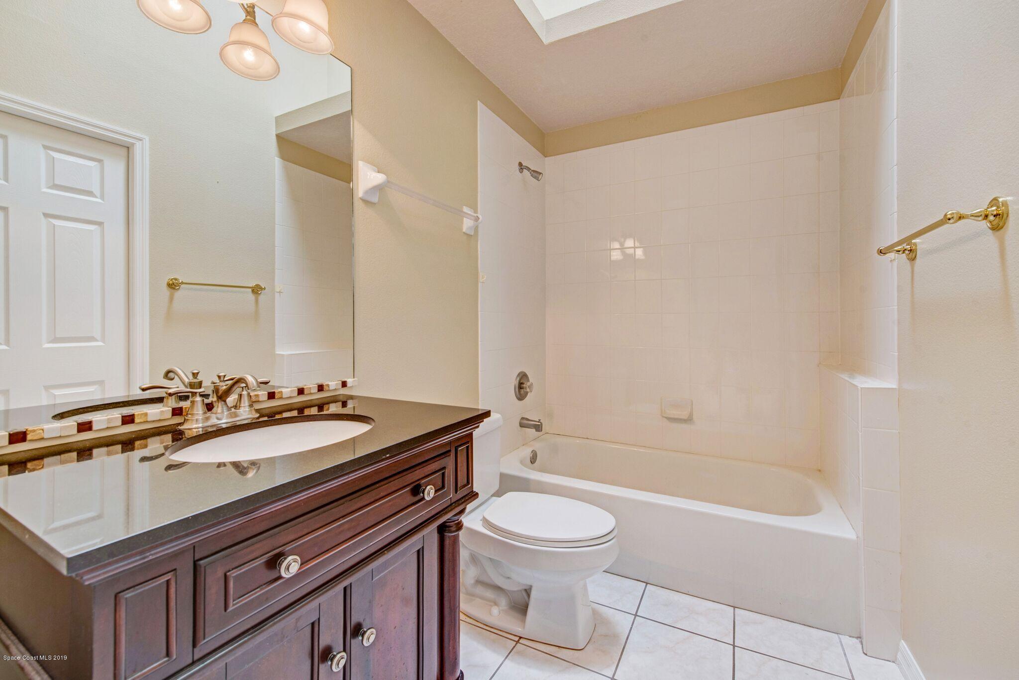 468 Renaissance Avenue Melbourne, FL 32940 - Photo 18 of 27 Guest bath