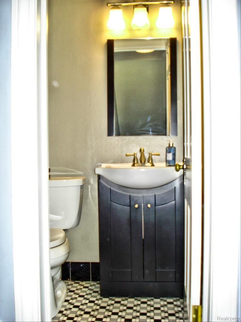 284 Fisher Road Grosse Pointe, MI 48230 - Photo 15 of 69 DSC04909.jpg