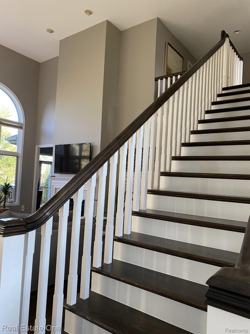 526 Springview Drive Rochester, MI 48307 - Photo 18 of 96 New staircase