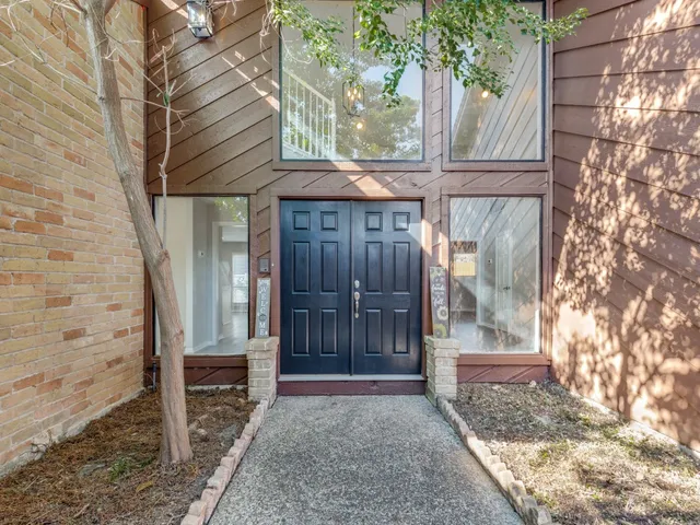 a view of a entrance gate of the house
