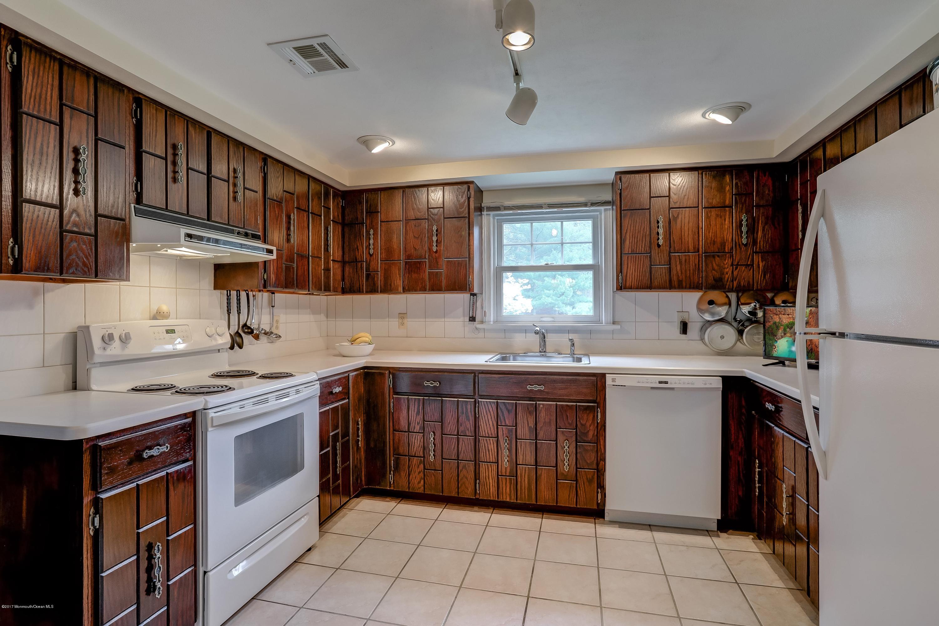141 Pasadena Road Manchester Township, NJ 08759 - Photo 7 of 28 007_Kitchen